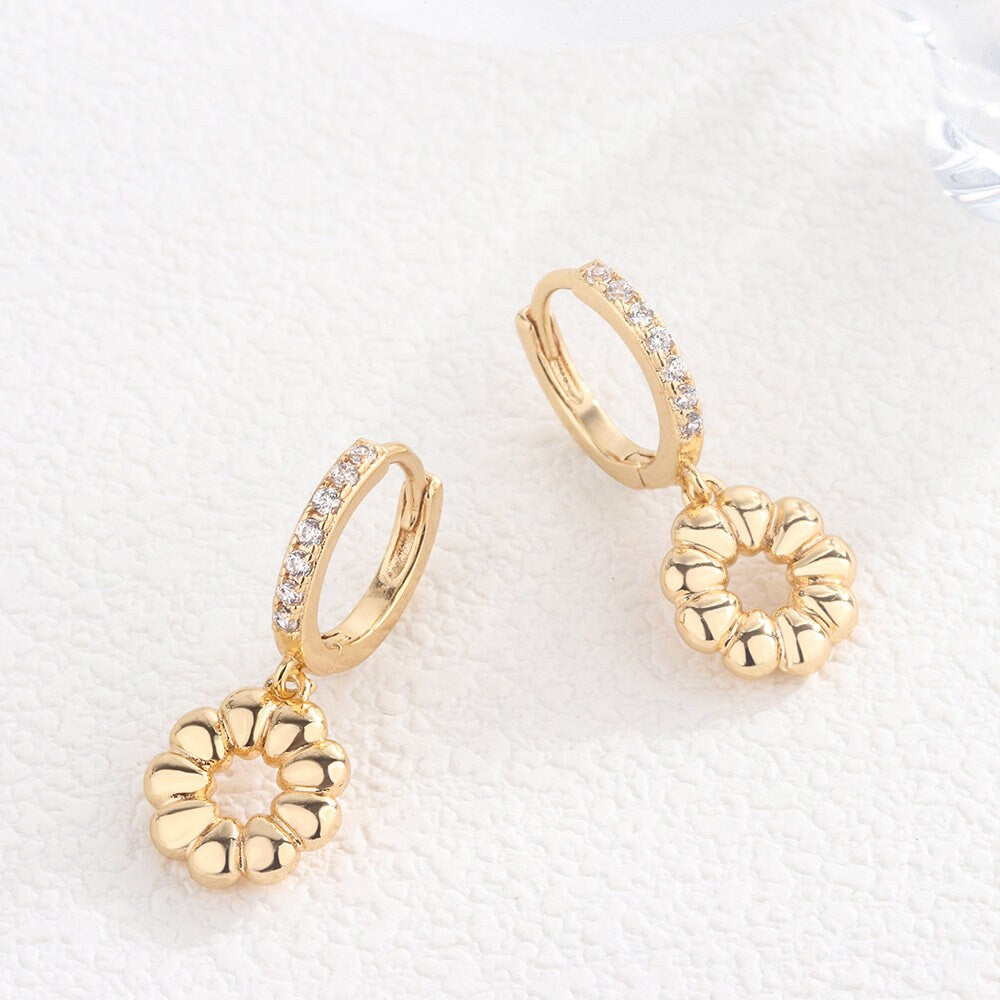 18k Gold Flower Hoops,Flower Huggies,Flower Charm Earrings,Dainty Flower Hoops,Minimalist Earrings,Pave Huggies,Daisy Flower,Gift For Her