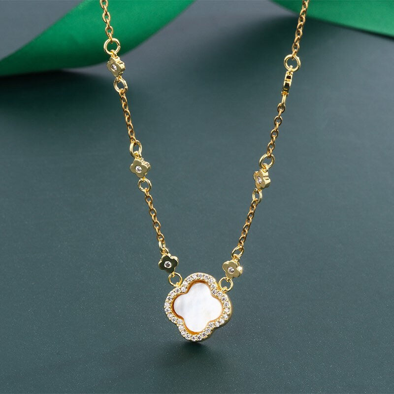 Clover necklace set in mother of pearl and gold plating 